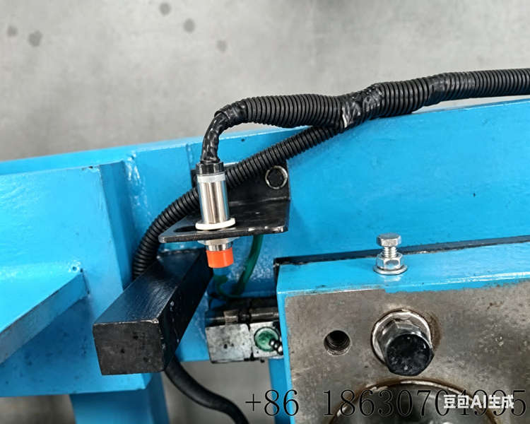 2.	High Speed Flying Shear Trapezoidal Roof Panel Roll Forming Machine