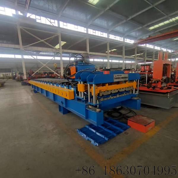 Finished 1000mm effective width trapezoidal roofing panel output with Hebei Xinnuo branding.