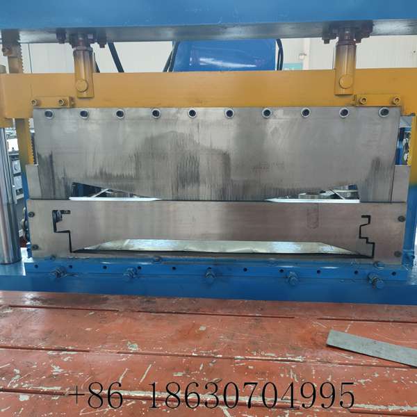 Industrial soundproof panel roll forming machine with PLC control