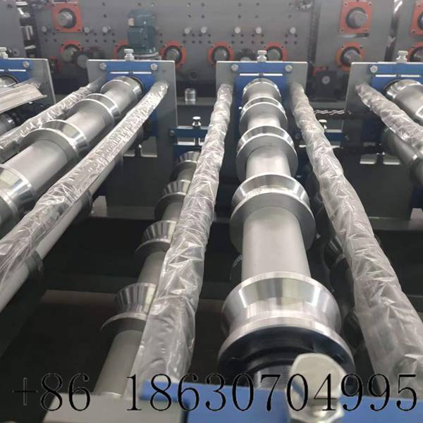 Coil feeding platform of double layer roofing sheet roll forming machine