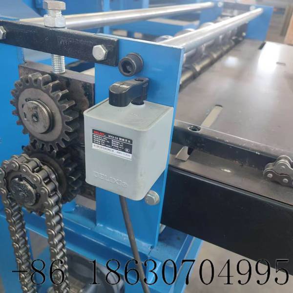 Gear and chain driving system of slitting machine