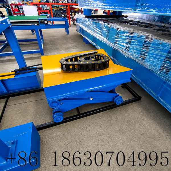 Mobile coil feeding trolley for hydraulic decoiler