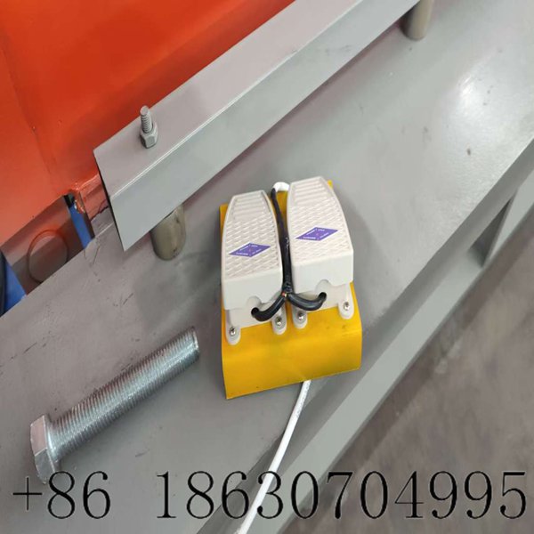 Foot switch for hydraulic shearing machine