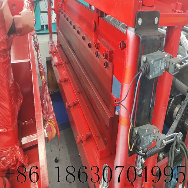 Cutting unit of double deck roll forming machine
