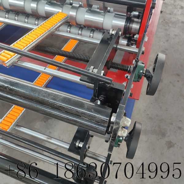 Feeding platform of double layer roofing sheet forming machine