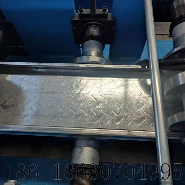 Finished products of cast-free floor deck machine