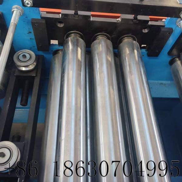 Leveling shaft of metal floor deck roll former