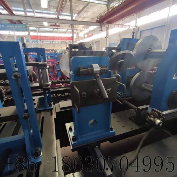 Quick size switching device on CZ purlin machine