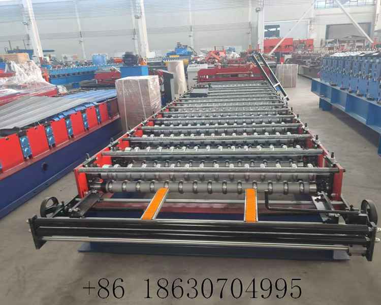 overlook shot of feeding platform of Brazil 995 corrugated roll machine