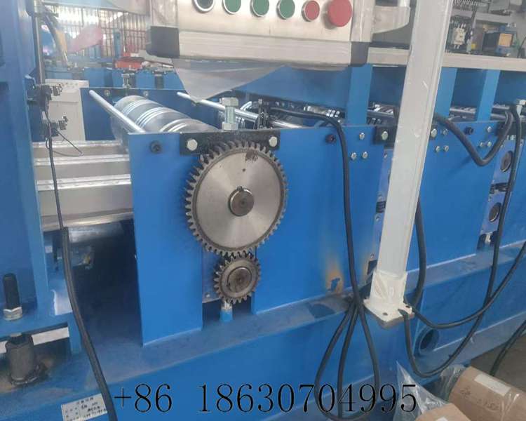 Transmission gear of steel deck roll forming machine