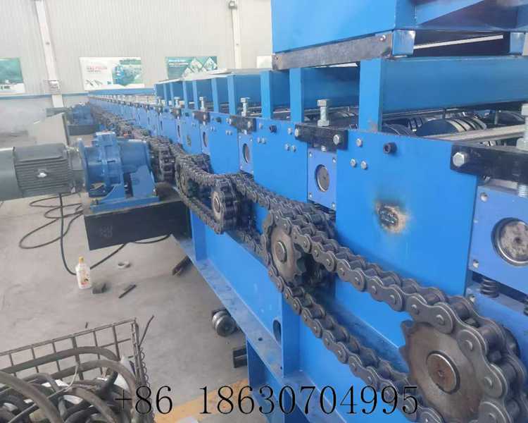 Drive chain of deck roll forming machine