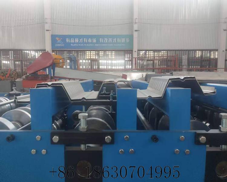Pressure bar assembly of steel deck roll former
