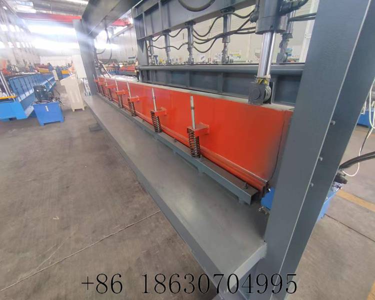 Material receiving platform of hydraulic shearing machine