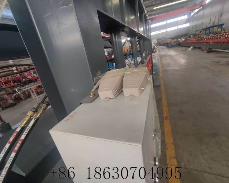 Foot pedal switch of metal sheet hydraulic bender