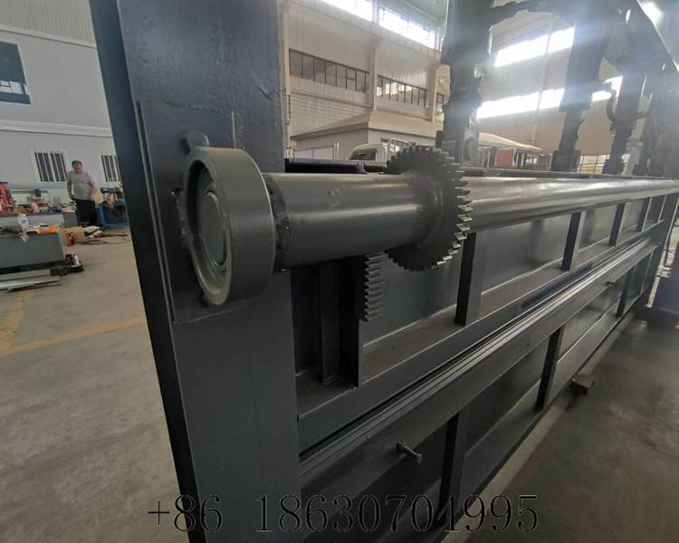 Transmission gear of hydraulic sheet bender