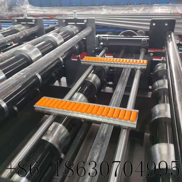 Raw material feeding platform for double layer machine