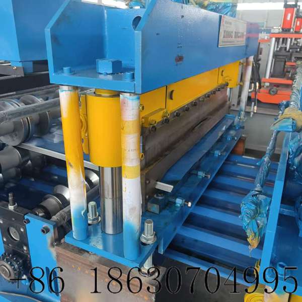 Upper layer hydraulic cutting head for trapezoidal sheet machine