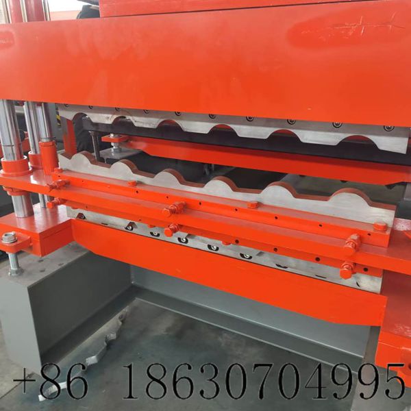 Hydraulic cutting shear for double layer roofing machine