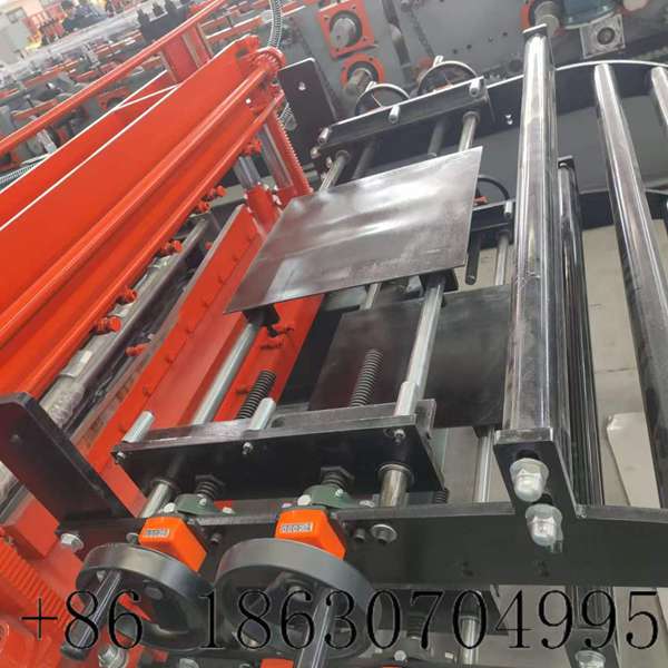 Raw material feeding platform of double layer roll former
