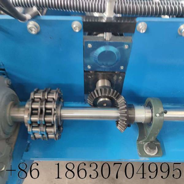 Bevel gear transmission system of glazed tile equipment