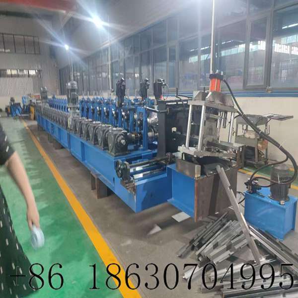 Hydraulic cutting head for solar bracket forming machine