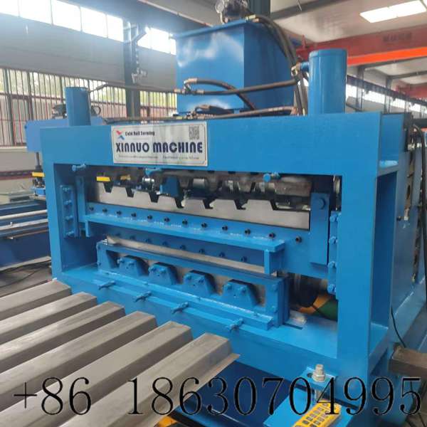 Hydraulic cutting head for US standard metal deck forming machine