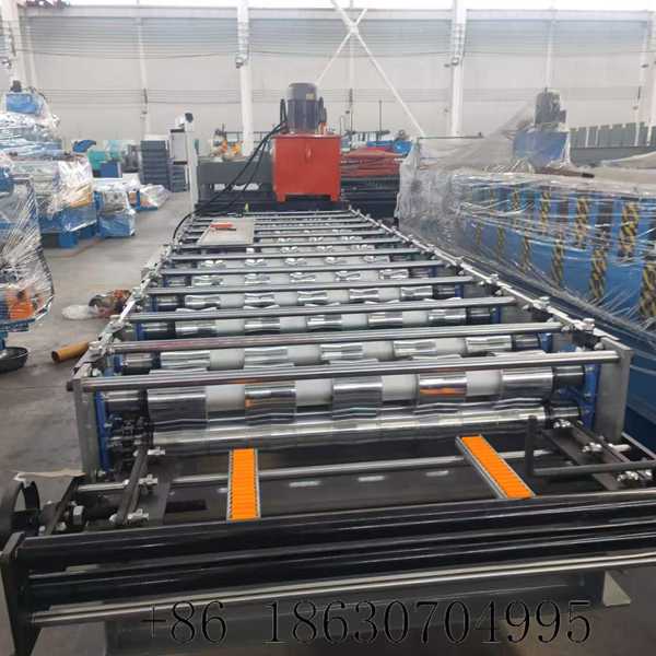 Profile feeding platform direction of the glazed tile machine showing entry guide rollers and material positioning system for 914mm feed width coils
