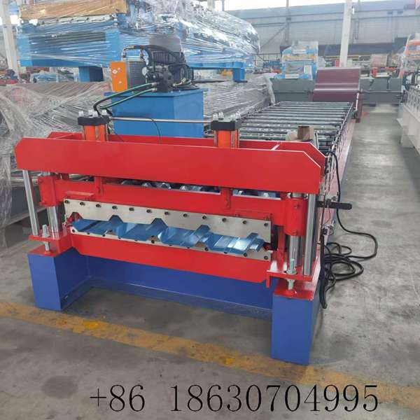 Machine cutting direction front view showing hydraulic shear station with Cr12MoV blade cutting 1020mm trapezoidal IBR panel to programmed length