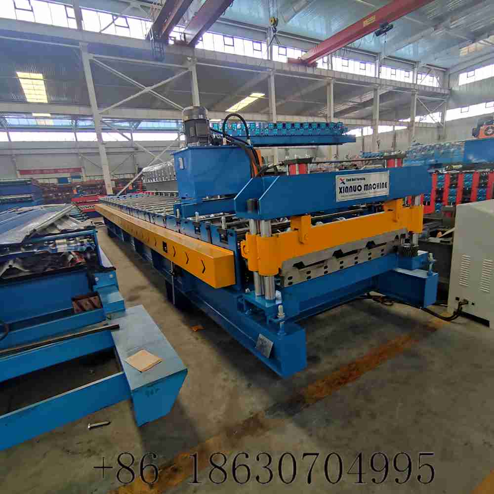 Side view of the trapezoidal roof sheet machine