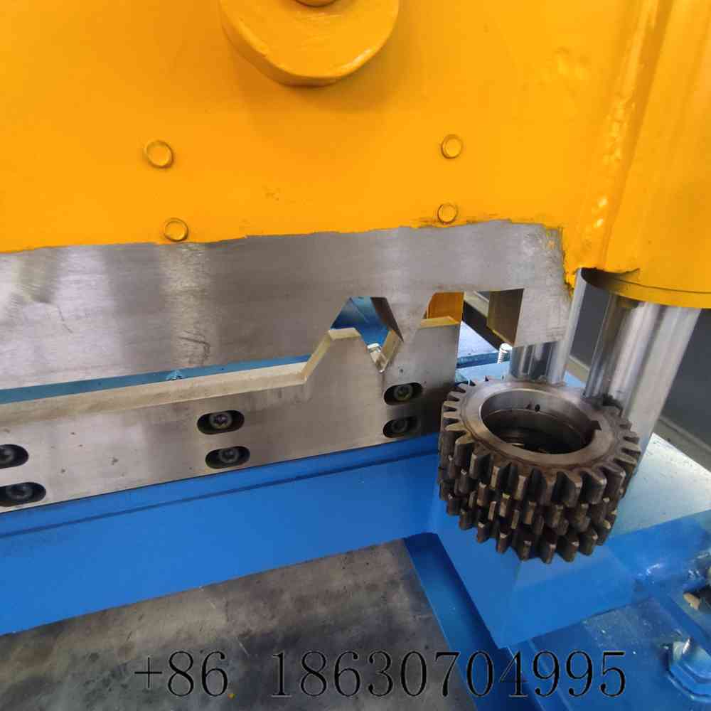 Hydraulic cutting die of the roof sheet machine