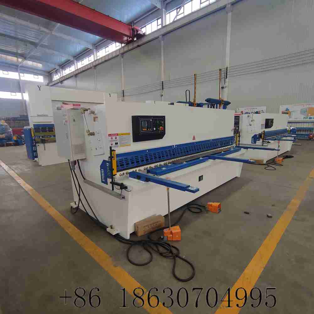Front view of the CNC guillotine shearing machine