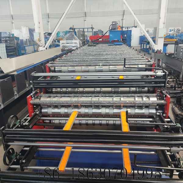 Feeding platform of the triple layer roofing sheet machine