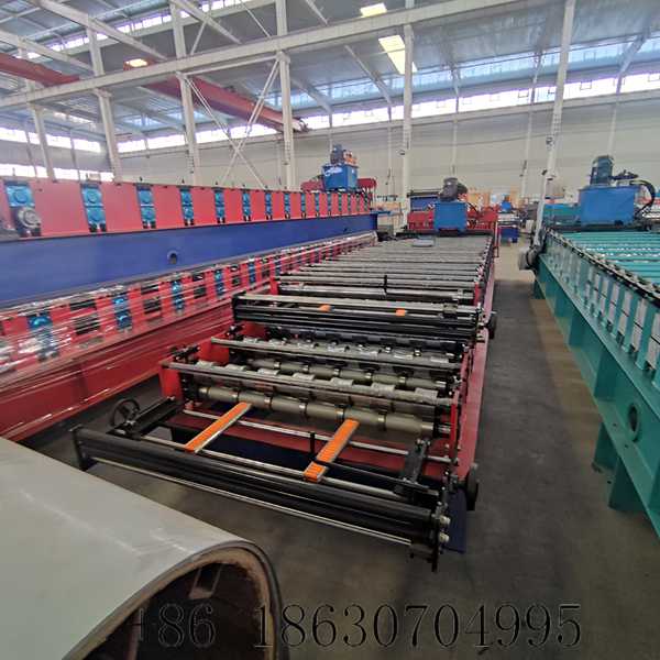 Feeding platform of the double layer metal roof panel machine