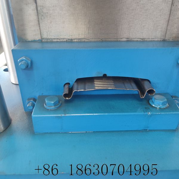 Shear die unit of the shutter slat forming machine