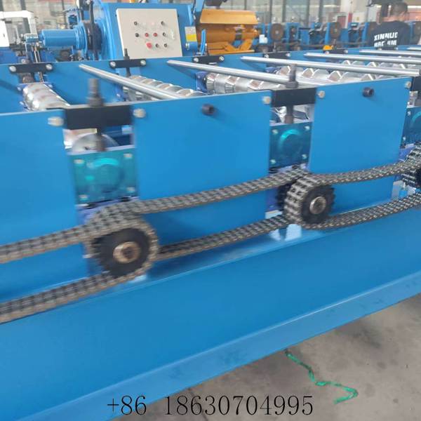 Chain drive transmission of the trapezoidal sheet line