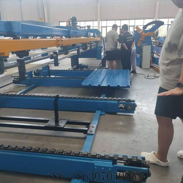 Automatic stacking machine of the panel production line