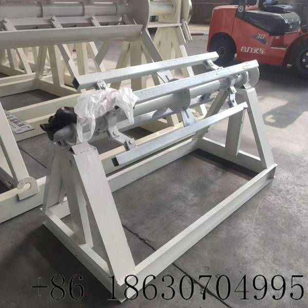 Overall view of the manual steel coil decoiler
