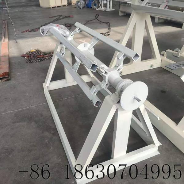 Side view of the manual steel coil decoiler