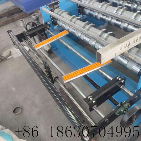 Infeed platform of the 980 trapezoidal roof sheet forming machine