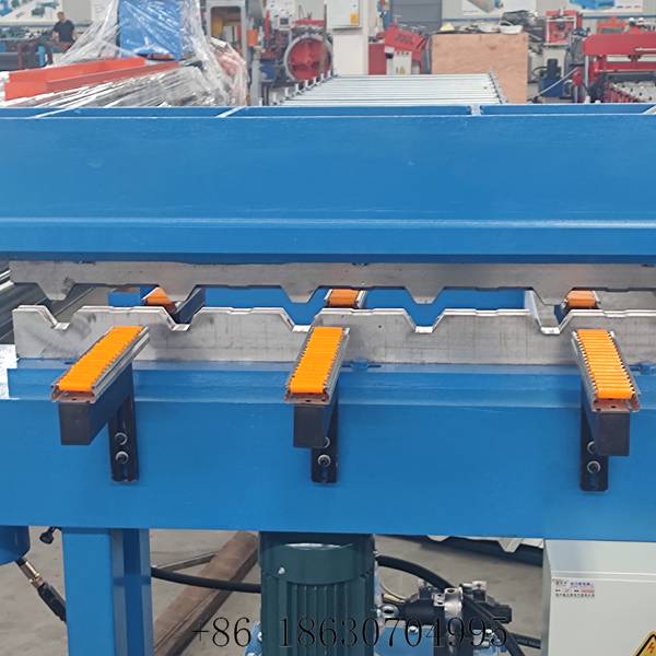 Shearing die of the roof panel curving machine