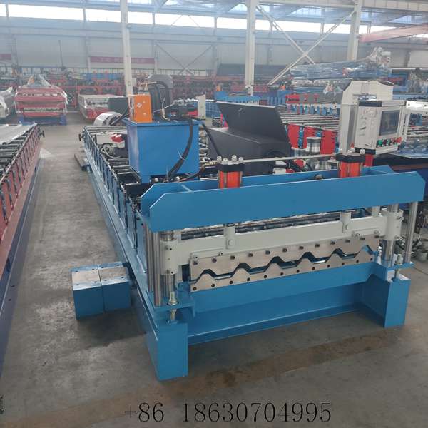 Front view of the 980 trapezoidal panel machine