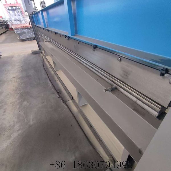 Bending die and clamping tooling mounted on the hydraulic press brake