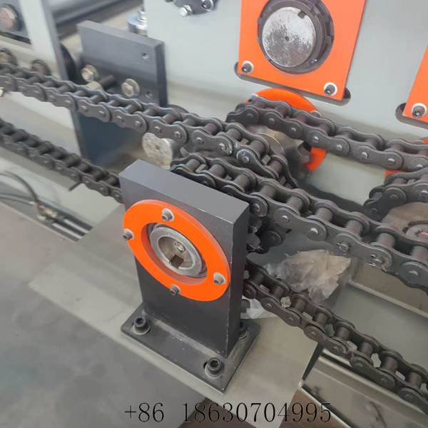Chain transmission connecting the forming rollers of the C purlin machine