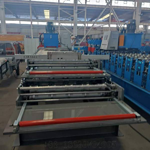 Infeed guiding platform of the 840+900 double layer roof panel forming machine