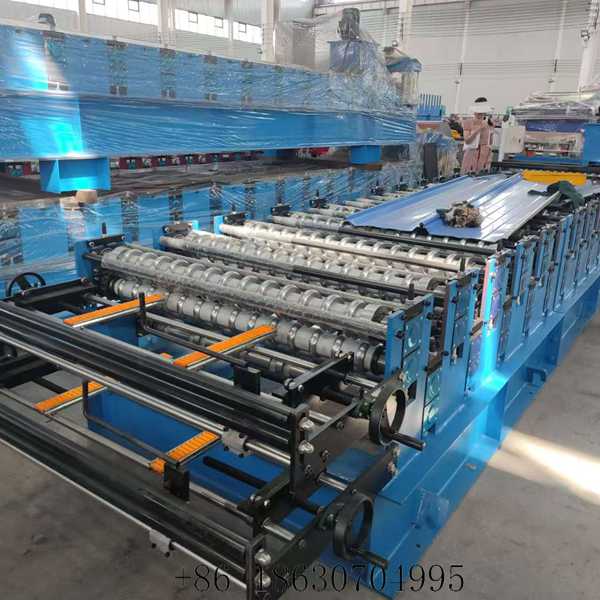 Feeding platform of the double-layer trapezoidal and circular-arc roof panel forming machine