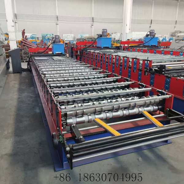 Infeed platform and coil feeding direction of the 980 trapezoidal roof panel machine fed by 1200 mm raw coil