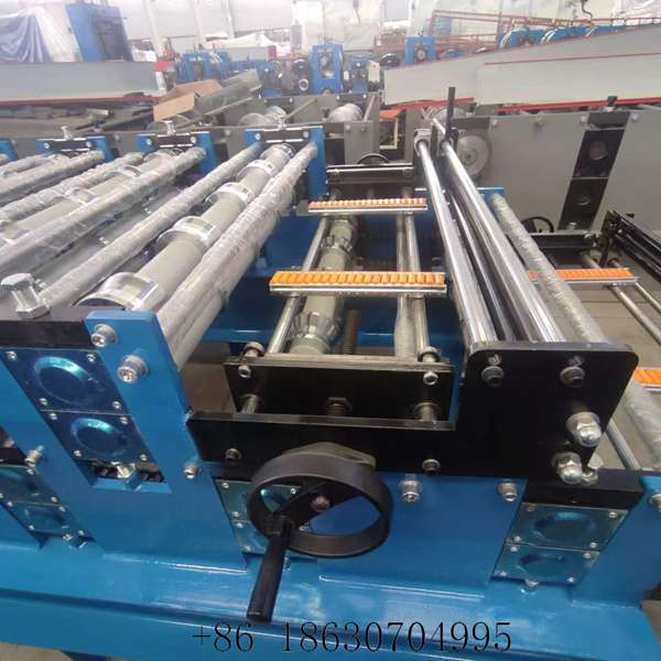 Feeding platform and entry guide of the double layer trapezoidal roofing sheet machine