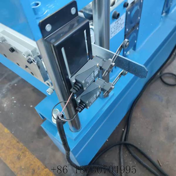 Solenoid valve of the hydraulic cutting system on the 1000 IBR roof sheet forming machine
