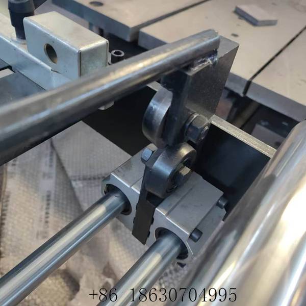 Manual pull-type shearing blade of the 1000 trapezoidal roof panel roll forming machine