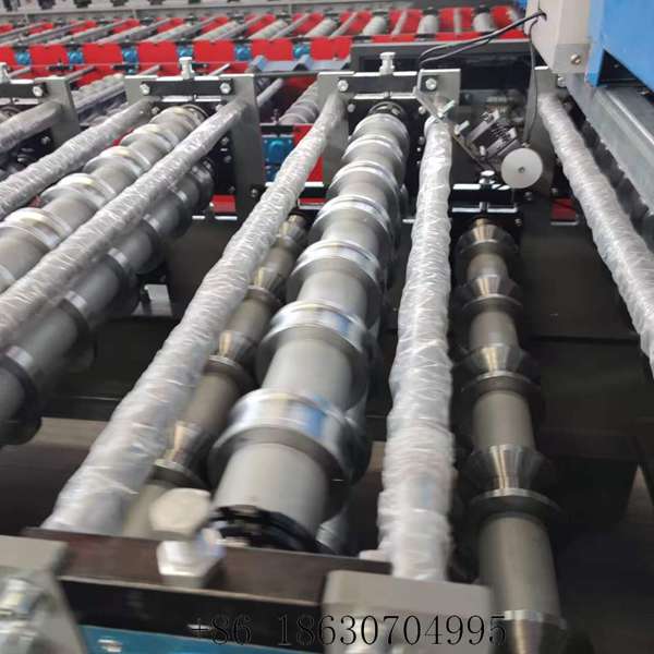Forming rollers and drive sprockets of the double profile roof panel roll forming machine